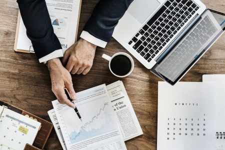 Como a política influencia os investimentos?